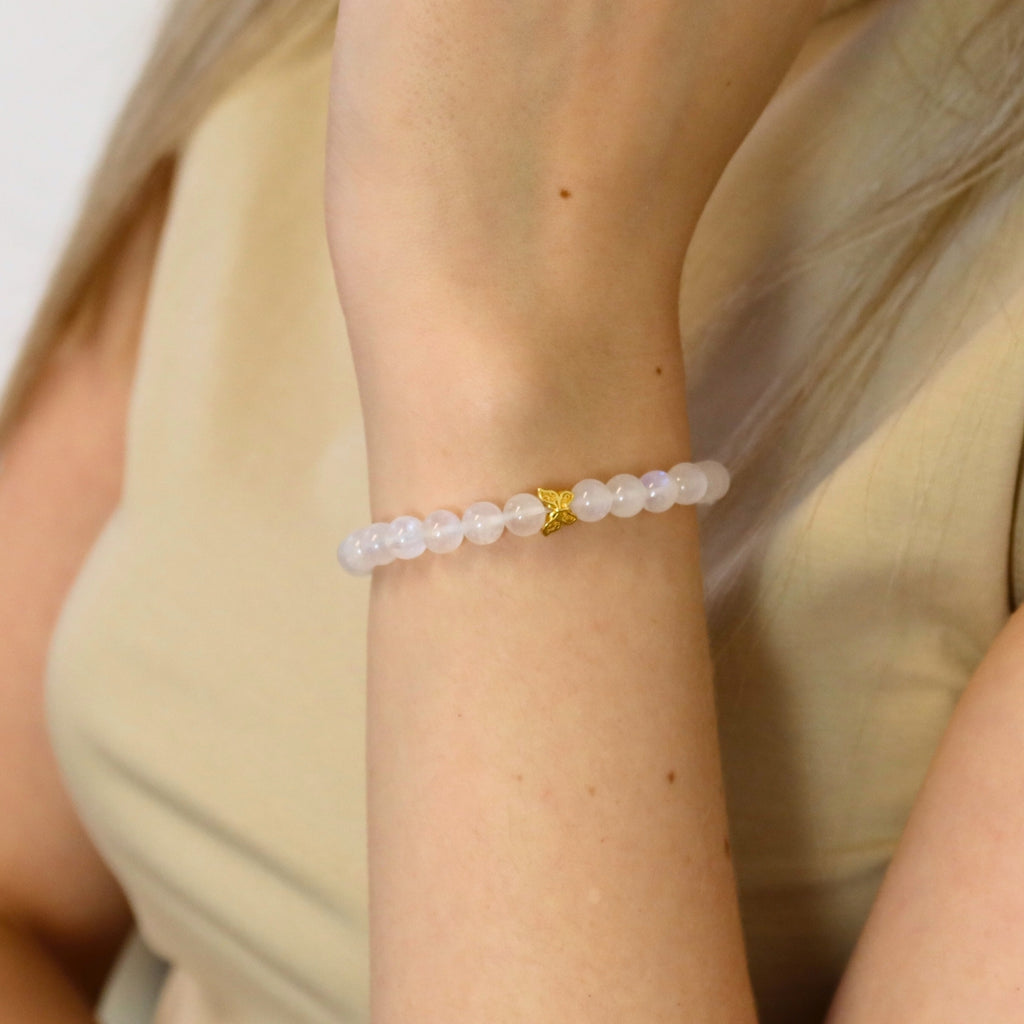 Weißer Mondstein und 24K Vergoldetes Silber-Schmetterling Armband