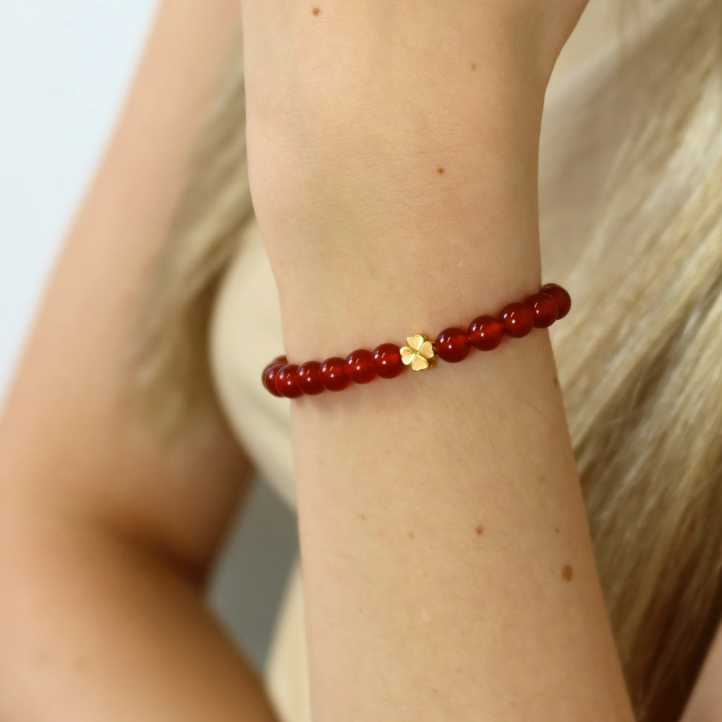 Roter Achat und 24K Vergoldetes Silber-Kleeblatt Armband