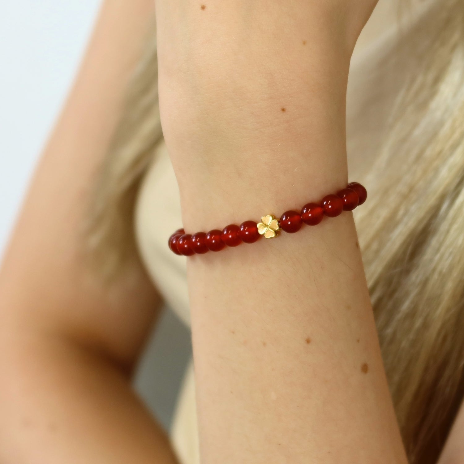 Roter Achat und 24K Vergoldetes Silber-Kleeblatt Armband