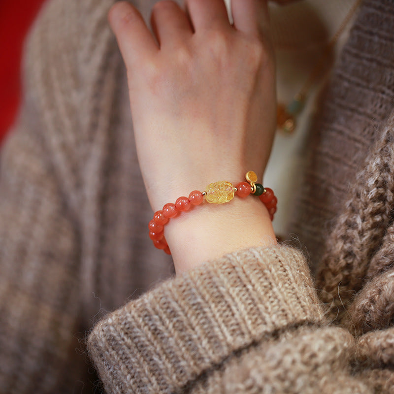 Natürliches Liangshan Southern Red Beeswax Pixiu-Armband für Frauen, kirschrote runde Perlen und Jaspis mit tropfendem Öl-Jifu-Anhänger-Armband