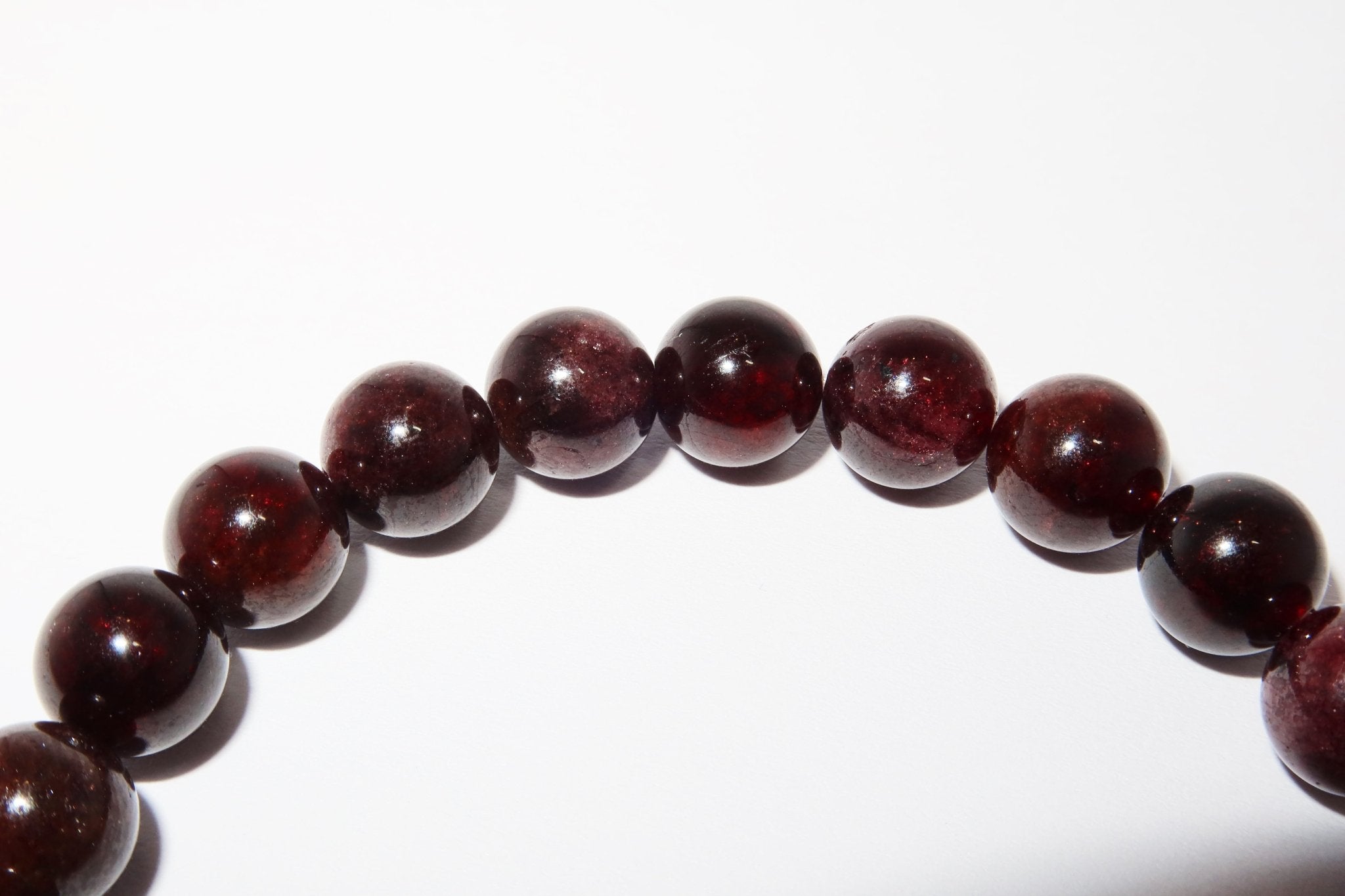 Elegantes Granat und Weiße Jade Armband für Damen - stilvoll & kraftvoll - YuCharm