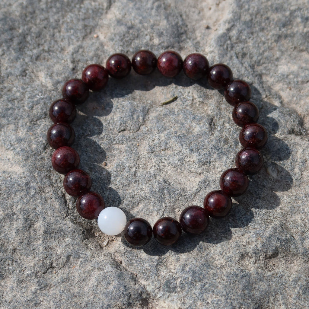 Elegantes Granat und Weiße Jade Armband für Damen - stilvoll & kraftvoll - YuCharm