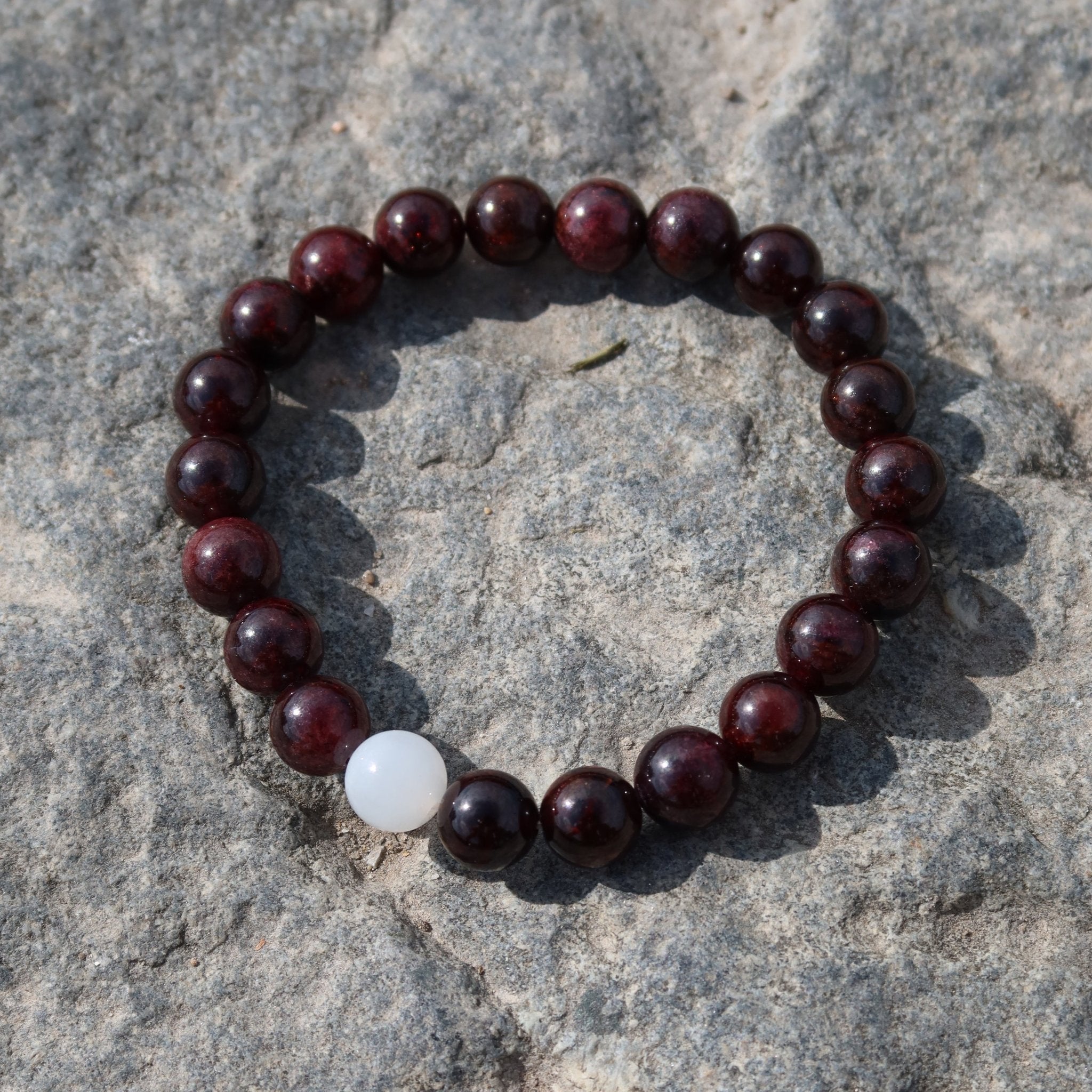 Elegantes Granat und Weiße Jade Armband für Damen - stilvoll & kraftvoll - YuCharm