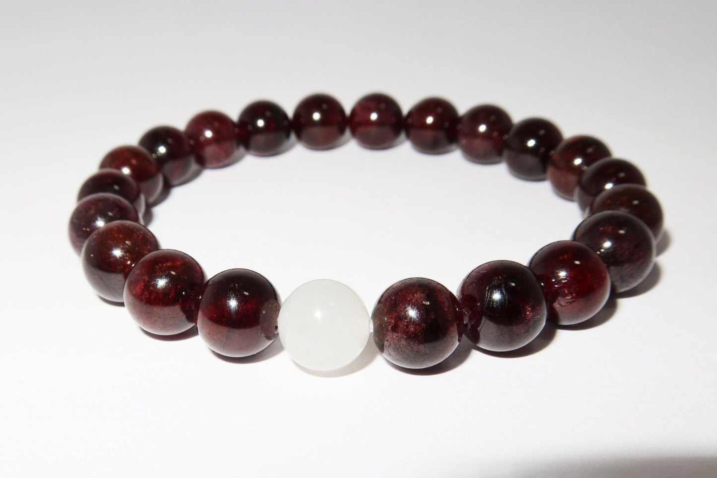 Elegantes Granat und Weißer Jade Armband für Damen - stilvoll & kraftvoll - YuCharm