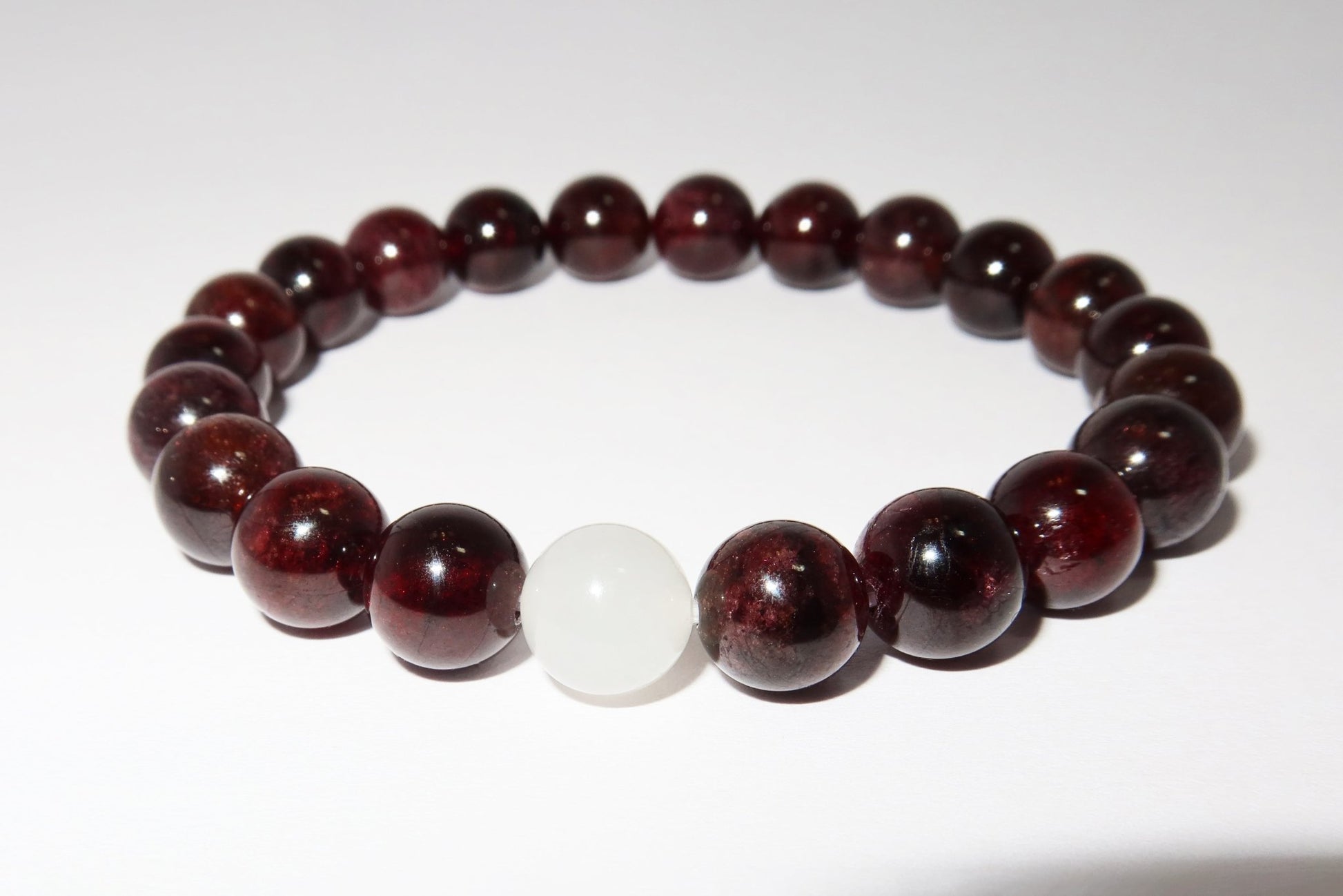 Elegantes Granat und Weißer Jade Armband für Damen - stilvoll & kraftvoll - YuCharm