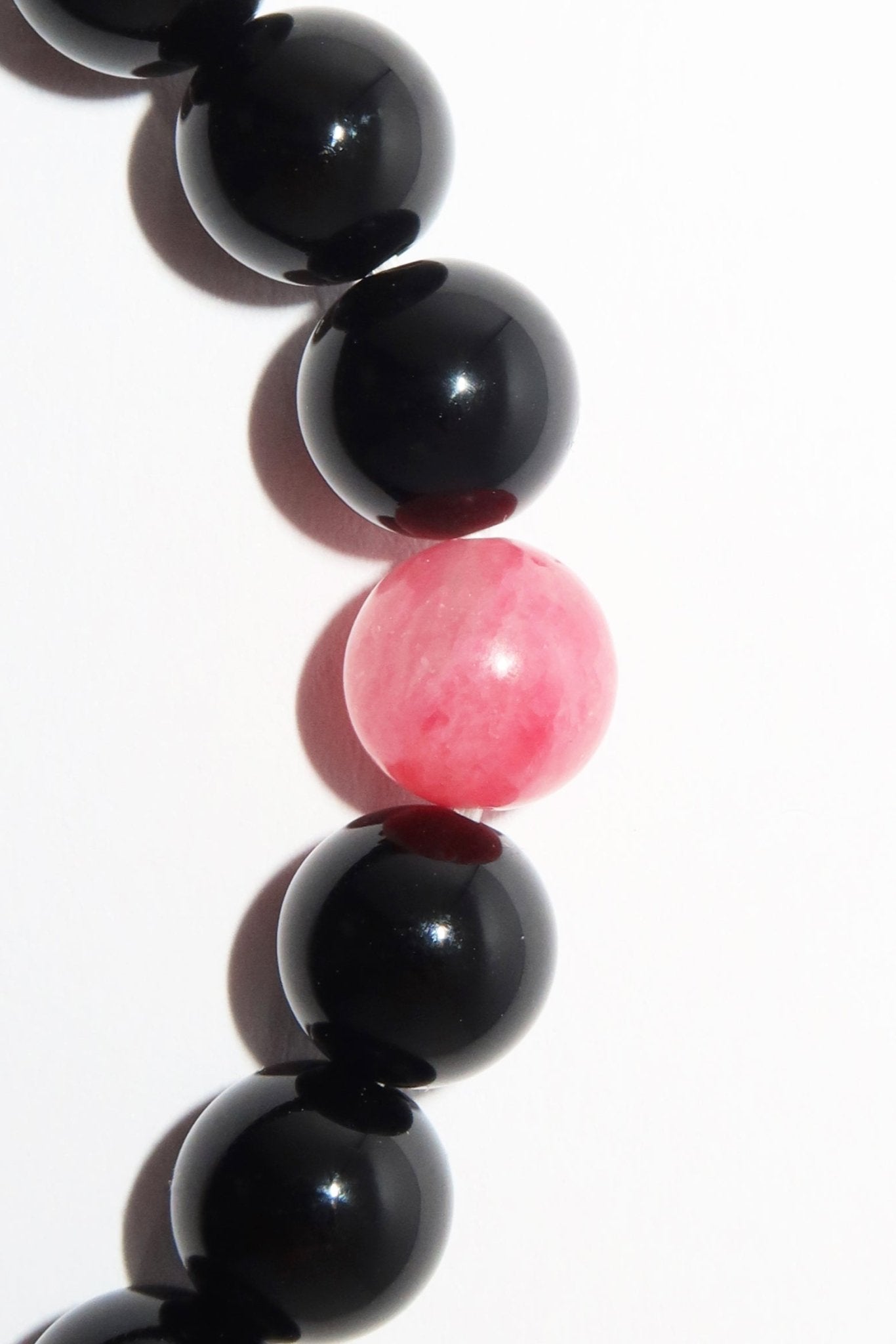 Elegantes Rhodonit und Schwarzer Achat Armband für Damen - stilvoll & kraftvoll - YuCharm