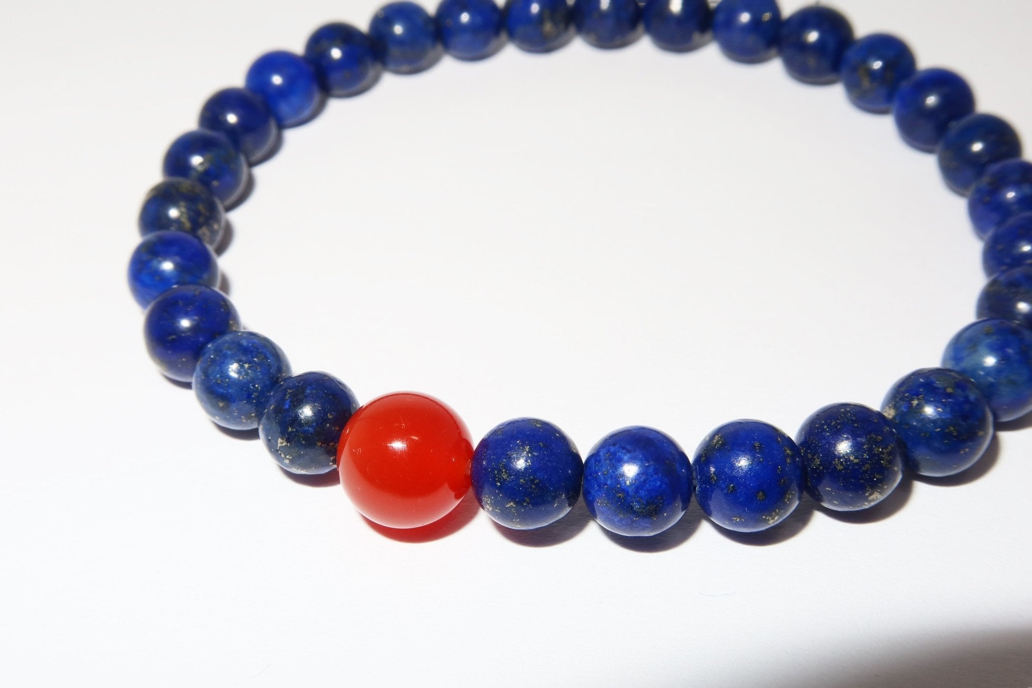 Elegantes Roter Achat und Lapis Lazuli Armband für Damen - stilvoll & kraftvoll - YuCharm