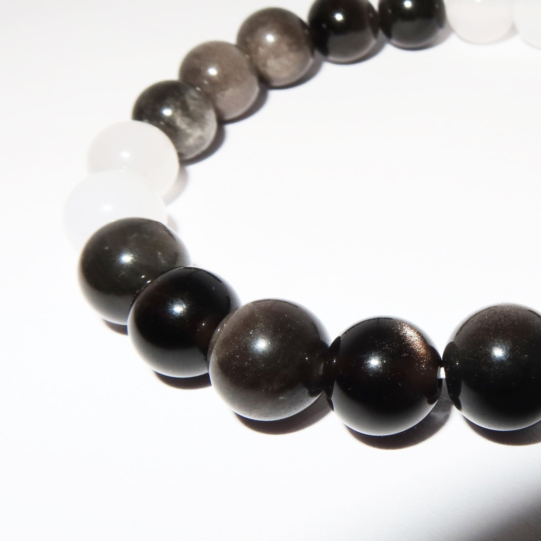 Elegantes Weißer Achat und Silberobsidian Armband für Damen - stilvoll & kraftvoll - YuCharm
