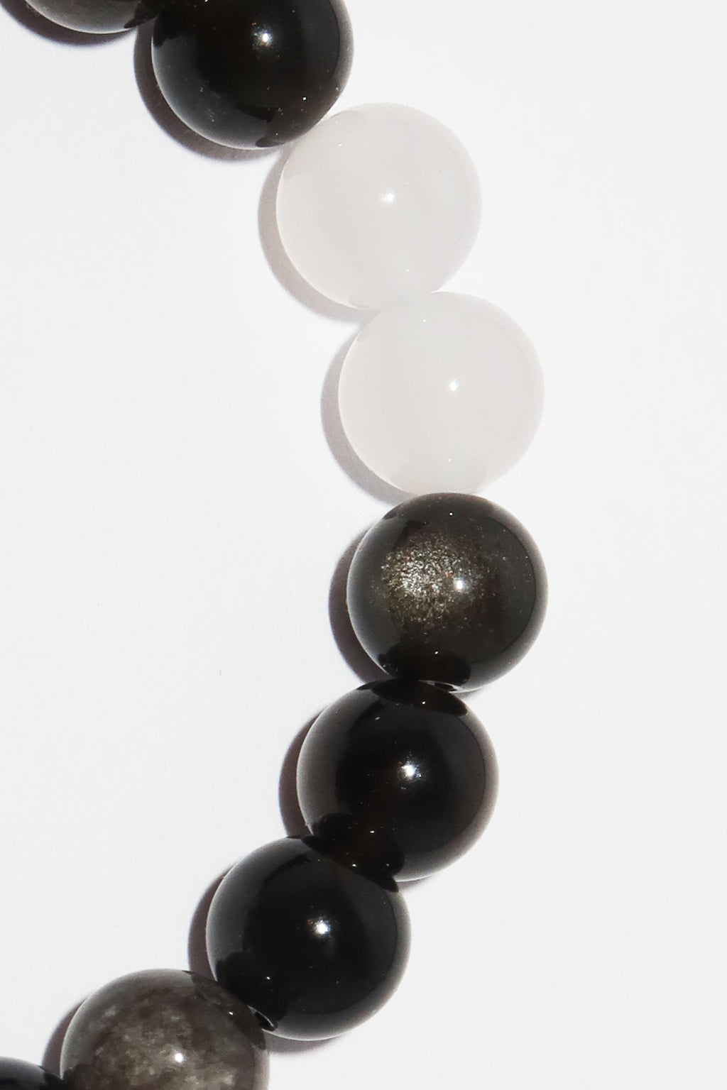 Elegantes Weißer Achat und Silberobsidian Armband für Damen - stilvoll & kraftvoll - YuCharm