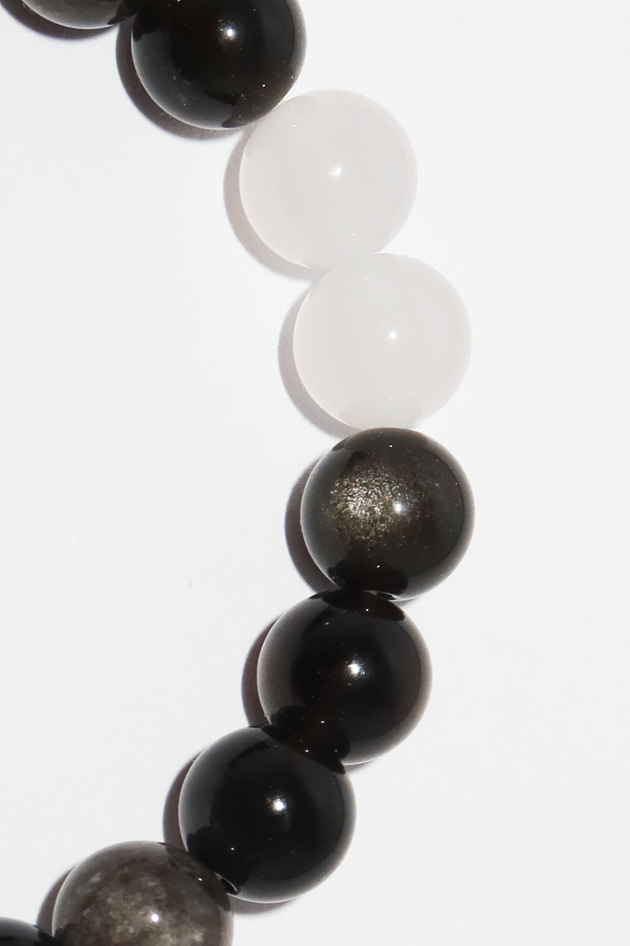 Elegantes Weißer Achat und Silberobsidian Armband für Damen - stilvoll & kraftvoll - YuCharm