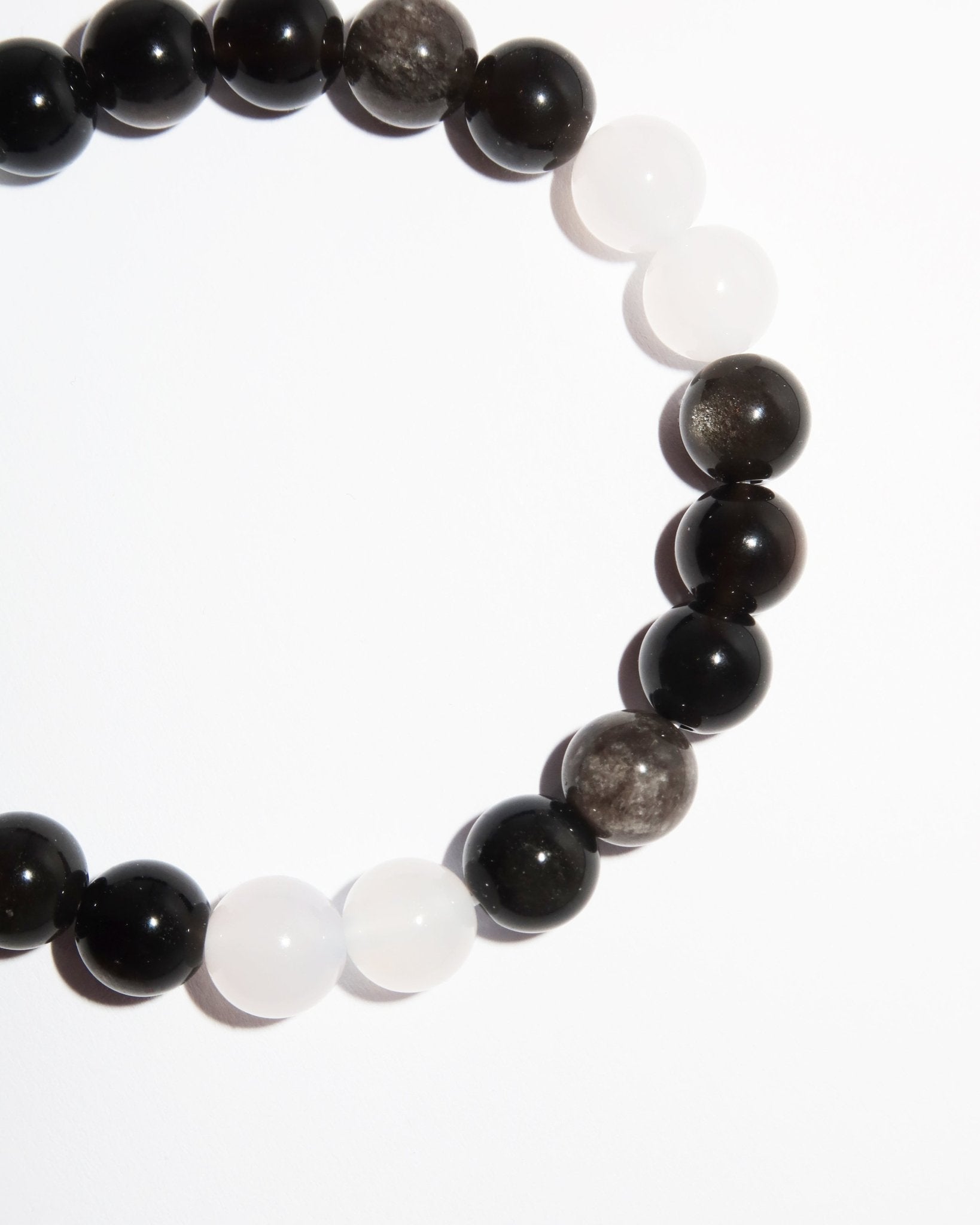 Elegantes Weißer Achat und Silberobsidian Armband für Damen - stilvoll & kraftvoll - YuCharm